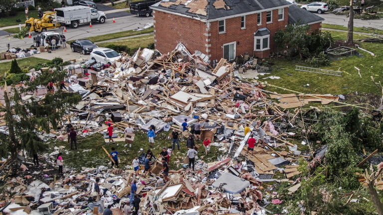 Най-малко 8 души са ранени, а 130 къщи са разрушени