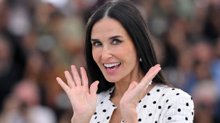 Напоследък Деми Мур привлича вниманието ни повече със секси снимките