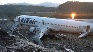 Самолет излезе от пистата в Сочи и се запали, 18 пострадали