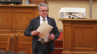 ДПС връчи няколко класьори с папки на Кирил Петков със