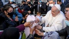 Папата: Спрете да използвате мигрантите за политически цели