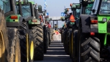 Фермери пробиха полицейския кордон и нахлуха с тракторите на панаир в Солун  