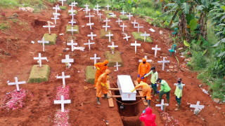 Ако не носиш маска в Индонезия, копаеш гробове за починали от Covid-19