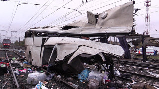 16 загинали при катастрофа между автобус и влак на жп прелез в Русия
