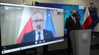 Полша ще въведе задължителна ваксинация срещу коронавирус за лекари учители