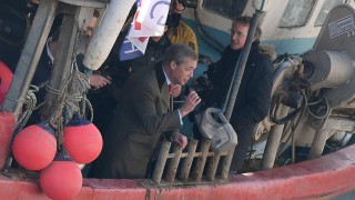 Поддръжници на Брекзит хвърляха риба в река Темза като протест