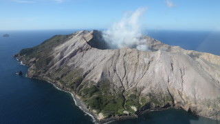 Най малко един човек е загинал при изригването на вулкана на новозеландския