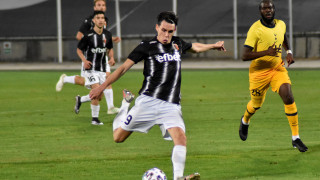 Вратарят на Локомотив Пловдив Мартин Луков и дясното крило Бирсент