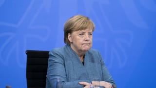 Германският канцлер Ангела Меркел защити правителството си срещу критиките че