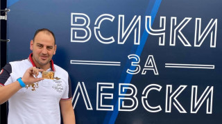 Легендарният плувец Петър Стойчев се сдоби със сезонна карта за мачовете на Левски