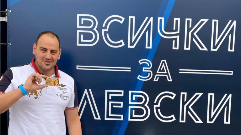Легендарният плувец Петър Стойчев се сдоби със сезонна карта за мачовете на Левски