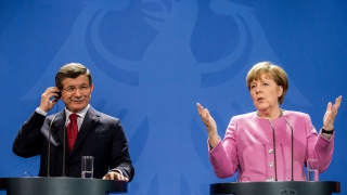 Давутоглу при Меркел – ръкостискане в неволята