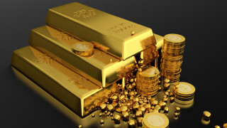 Цената на златото пада под натиска на засилващия се долар
