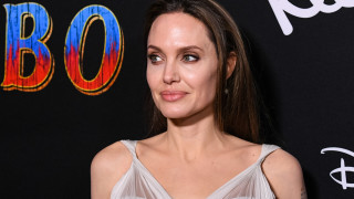 Няколко години след развода си с Брад Пит Анджелина Джоли очевидно