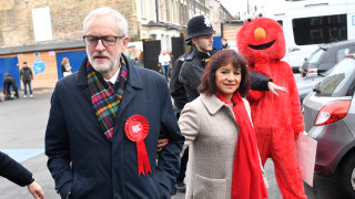 Лидерът на Лейбъристката партия Джереми Корбин беше приветстван от малка