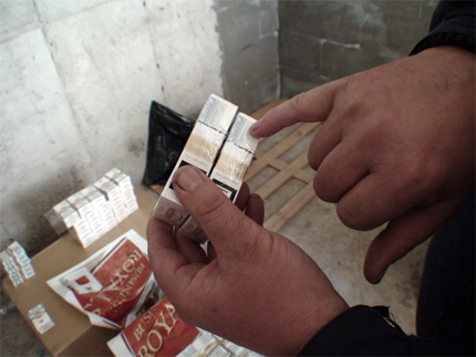 Митничари откриха нелегален цех за производство на цигари