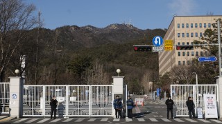 Разследващите които пристигнаха в резиденцията на южнокорейския президент за да