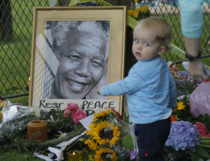 Кортежът с тленните останки на Мандела ще обходи  улиците на Претория
