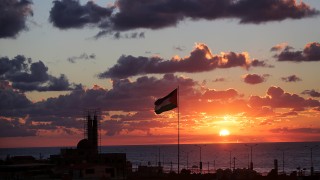 Протестиращи палестинци в Газа горят знамената на САЩ и Израел