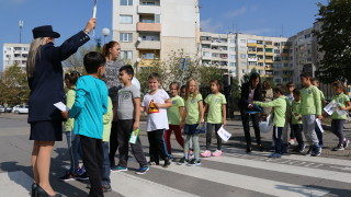 Показна акция за безопасно пресичане на улицата бе проведена в