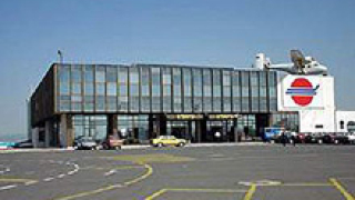 Разследват сблъсък на самолет с ято гларуси на летището в Бургас