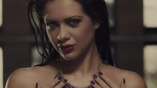 Наш модел позира топлес (СНИМКИ 18+)