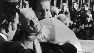 През 1981 Мехмед Али Агджа извършва атентат срещу папа Йоан