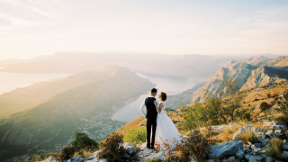 Младоженците Микаела и Мич решават да направят сватбената си церемония на