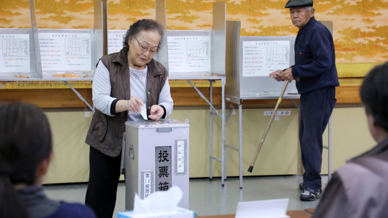 На японския остров Окинава започна референдум, на който жителите трябва