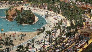 Най големият закрит воден парк в света който приютява най голямата тропическа гора