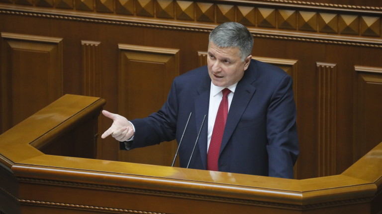 Вътрешният министър на Украйна Арсен Аваков подаде оставка, съобщава Ройтерс.