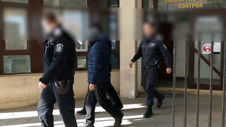 В столичния кв Люлин млад мъж се барикадира в апартамента