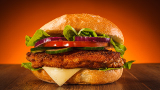 Сервитьор в ресторант близо до френската столица Париж е бил