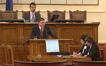 Военният министър застава зад обвинения генерал Шивиков