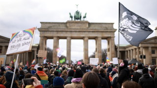 Хиляди се събраха в неделя в Германия за демонстрации срещу