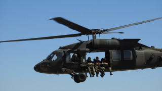 Скокове от вертолети изпълниха съвместно български и американски военнослужещи