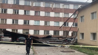 Силен вятър събори покрива на Военното окръжие във Враца Падналата