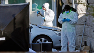 Човек се вряза с автомобила си в сградата на руското