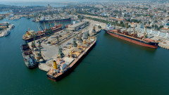 Кораб с щети по корпуса акостира във Варна