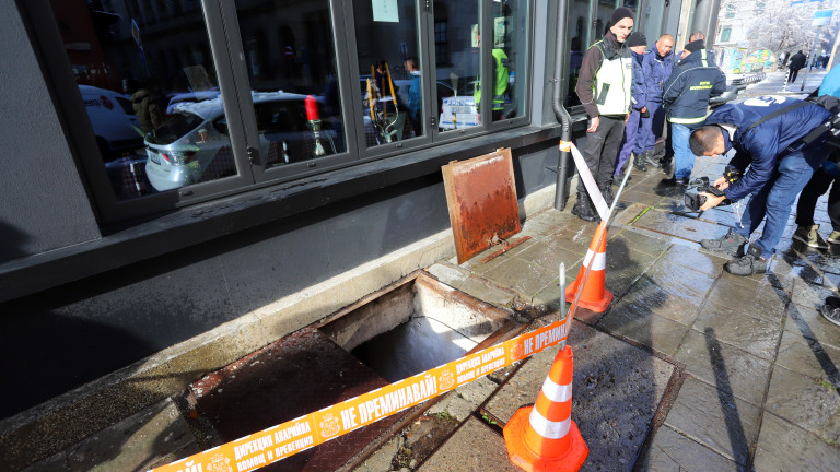 Мъж пропадна в дупка на тротоар в Пловдив