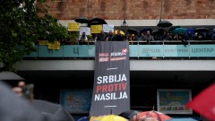 Опозицията в Сърбия протестира пред националната телевизия