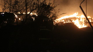Продължава пожарът който възникна вчера около 20 часа в района