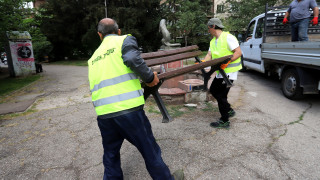 След повече от месец върнаха пейките в градинката на църквата