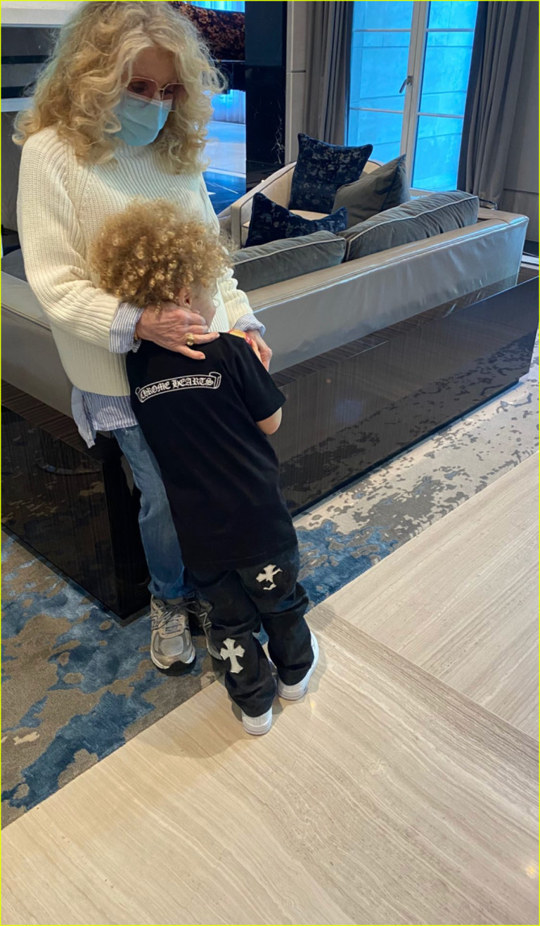 Адонис с майката на Дрейк