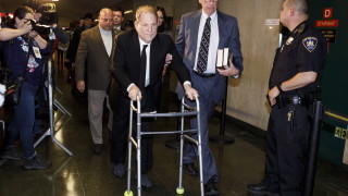 Бившият филмов продуцент Харви Уайнстийн пристигна за началото на съдебния