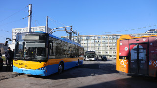 Шофьор на тролей е заснет да играе на мобилния си