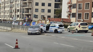 Спортна кола се заби в патрулка във Варна съобщава bTV Катастрофата