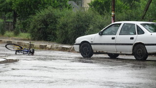 Кола блъсна възрастен колоездач на площада в село Бараково