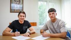 "Сини" таланти подписаха първи професионални договори с Левски