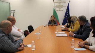 Вицепремиерът и министър на туризма Марияна Николова участва в работна